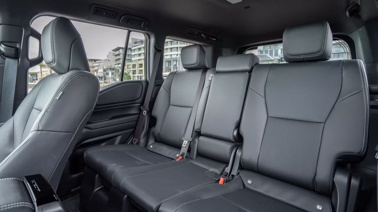 
								Toyota LandCruiser Prado full									