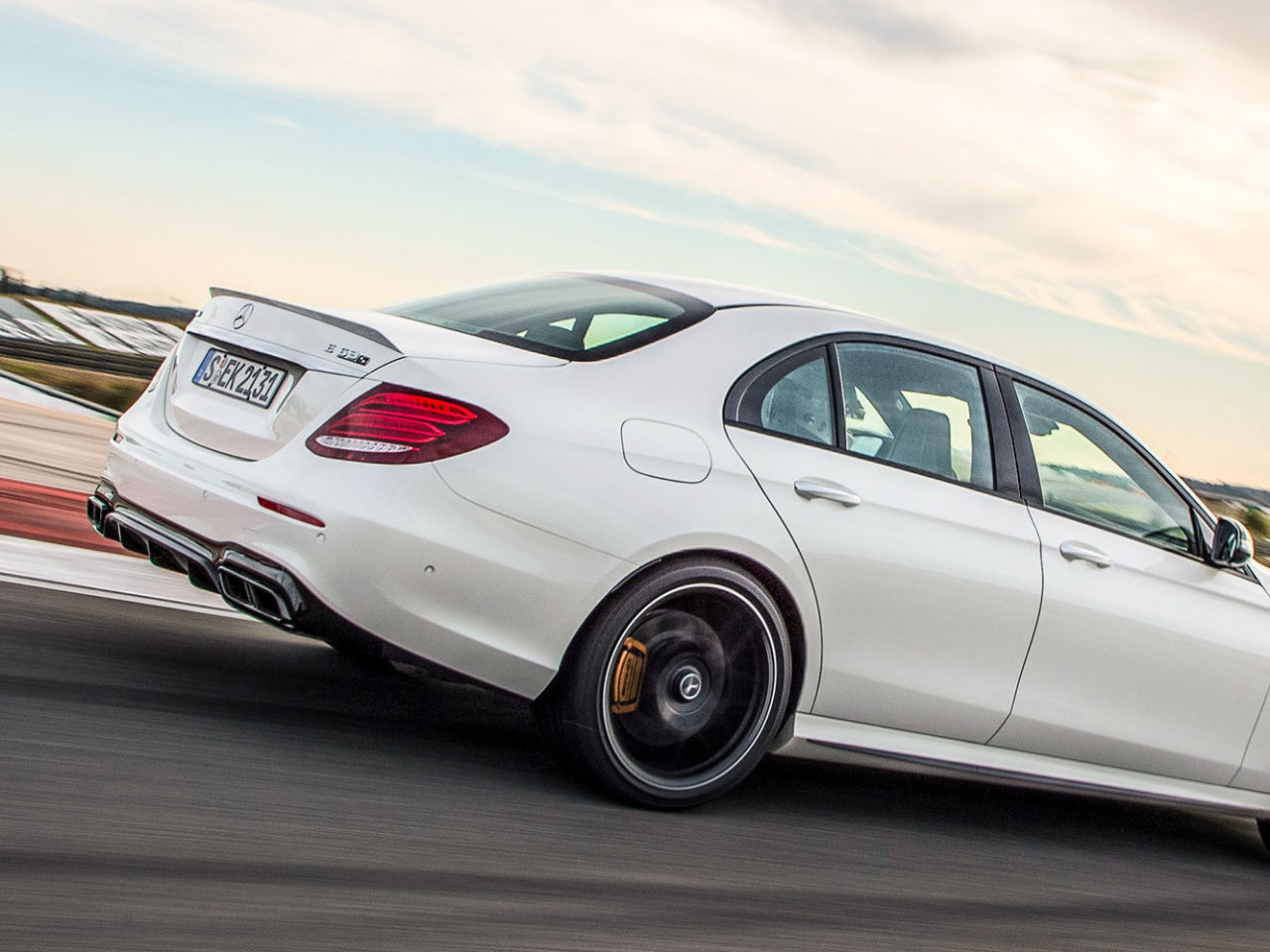 
								Mercedes-Benz E63 full									